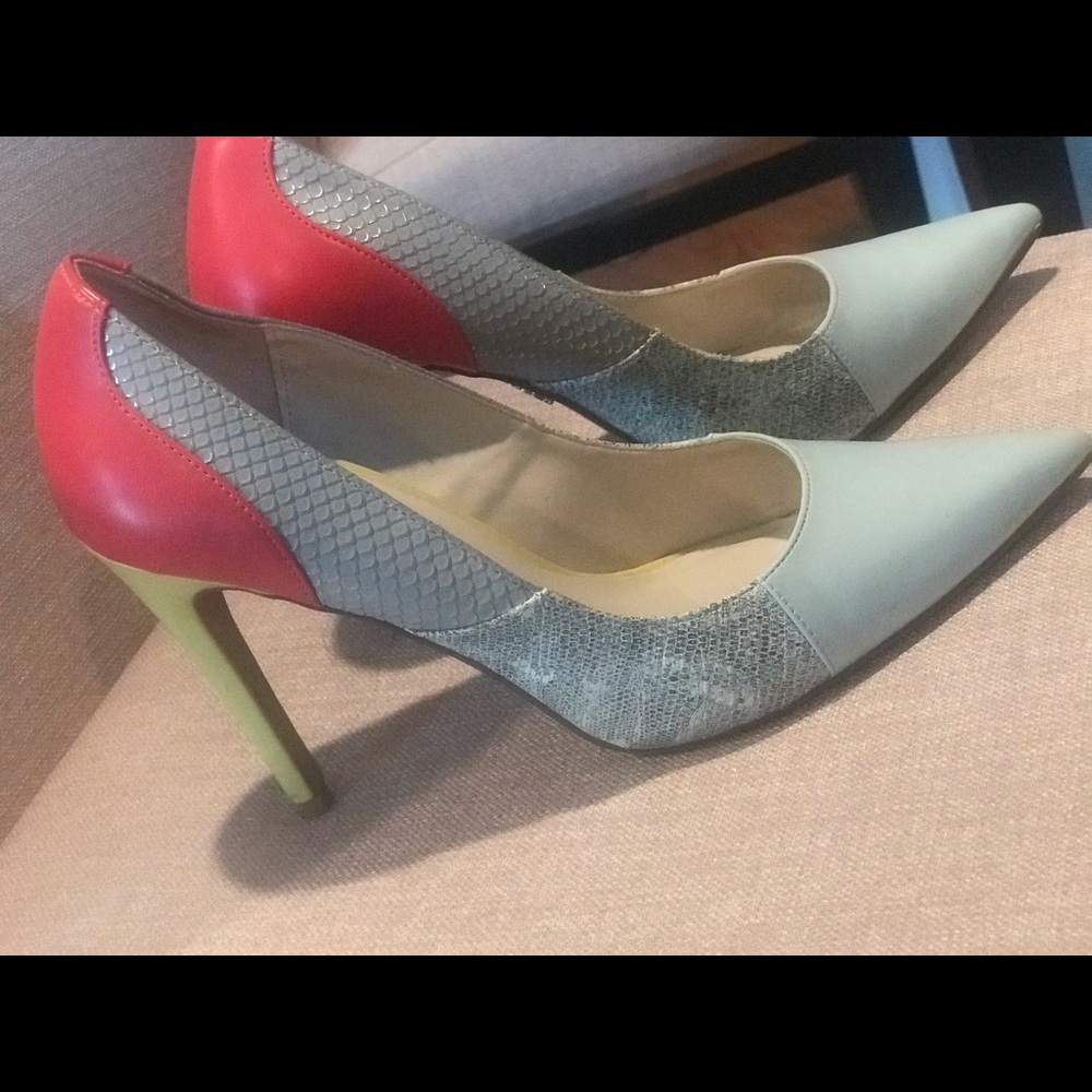 Pumps manmade snake skin with three pops of color